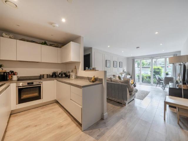 Flat for sale in London Borough of Croydon, Hillview