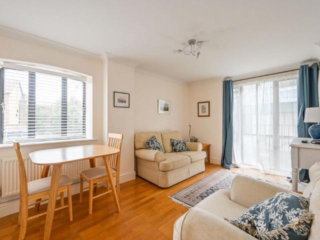 Flat for sale in Isle Of Dogs, Greater London