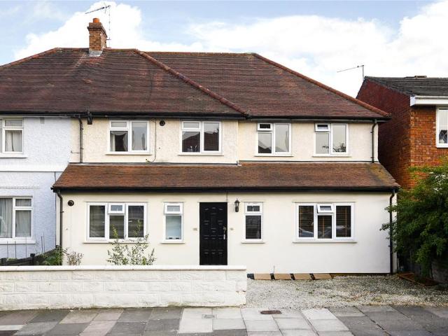 Flat for sale in Hampton Hill, Greater London