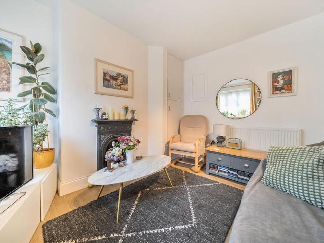 Flat for sale in Clapham Junction, Greater London
