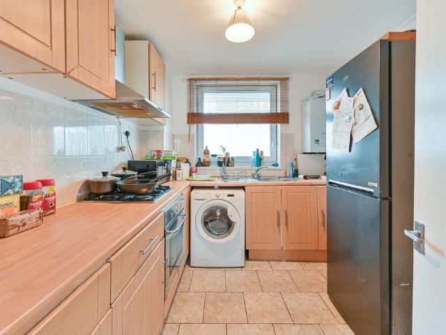 Flat for sale in Stockwell, Greater London