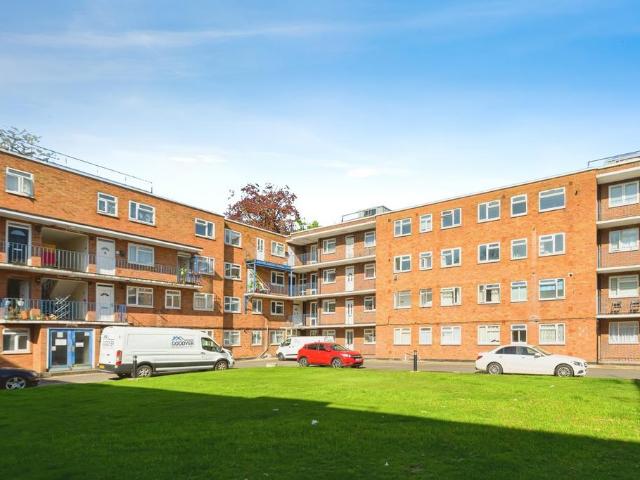 Flat for sale in Dunstable, Bedfordshire