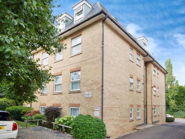 Flat for sale in New Barnet, Greater London
