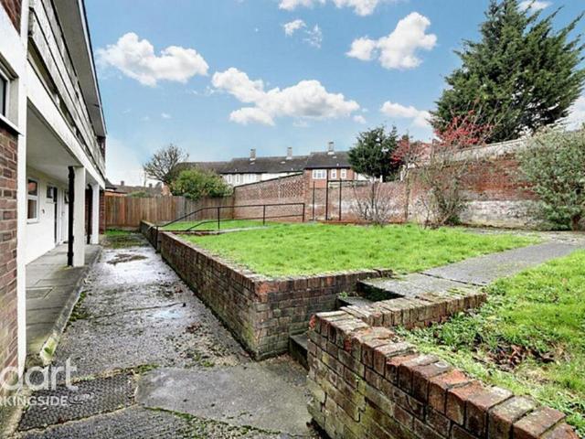 Flat for sale in Hainault, Greater London