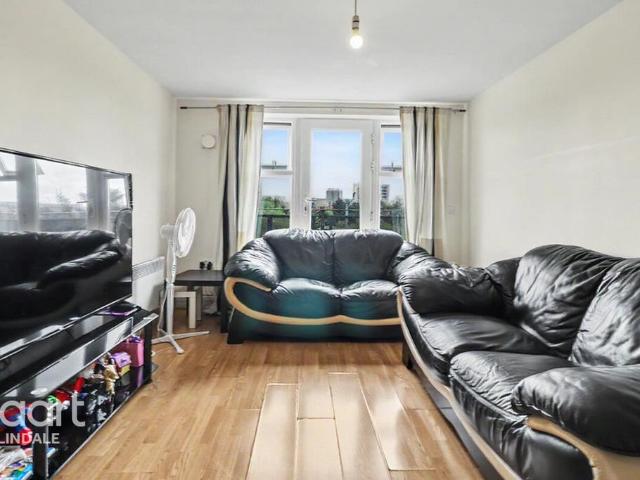 Flat for sale in Hendon, Greater London