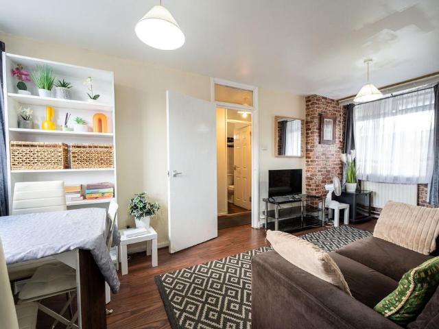 Flat for sale in Nunhead, Greater London