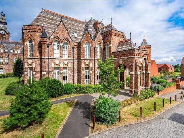 Flat for sale in Gatley, Greater Manchester
