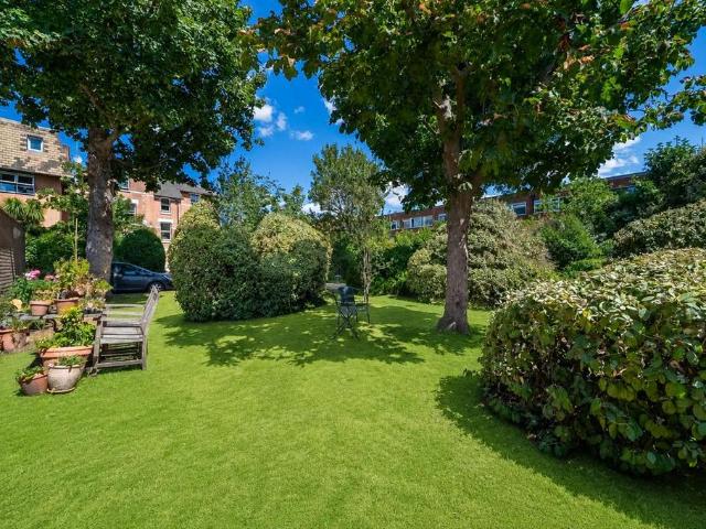 Flat for sale in Putney, Greater London