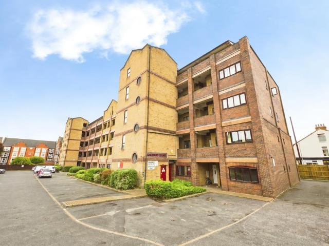 Flat for sale in Phippsville, Northampton