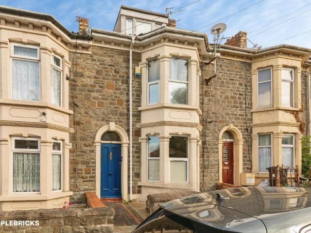 Flat for sale in Kingswood