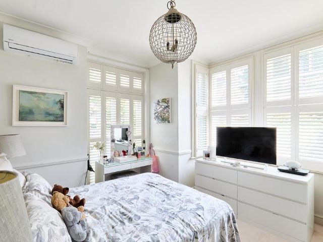 Flat for sale in London Borough of Hounslow, Strand
