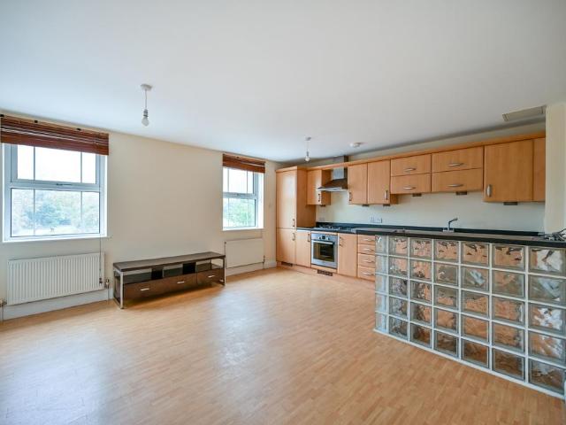 Flat for sale in Norbiton, Greater London
