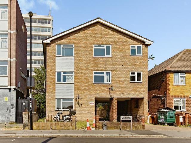Flat for sale in London Borough of Croydon, Thornton Heath