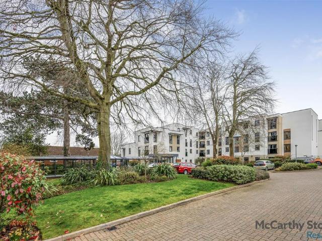 Flat for sale in Abbey End, Green Close