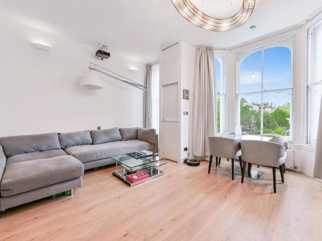 Flat for sale in Earl's Court, Isle Of Man