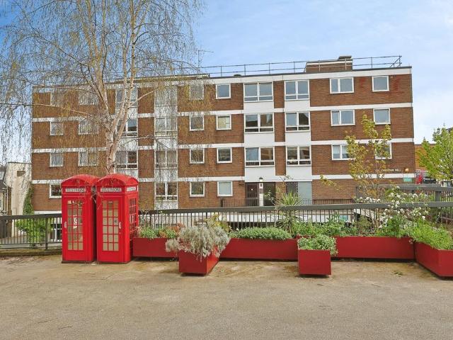 Flat for sale in Clapham Junction, Greater London
