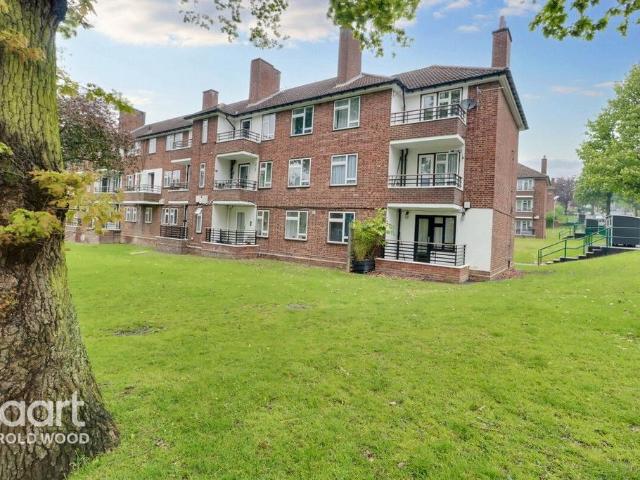Flat for sale in Romford, Harold Wood