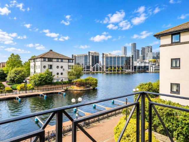 Flat for sale in Millwall, Greater London