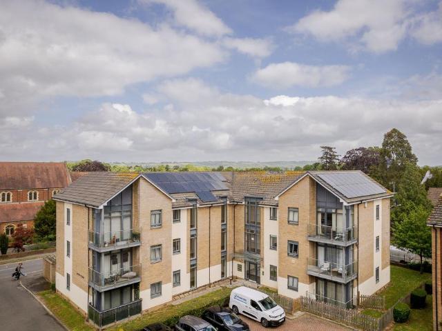 Flat for sale in Red Hill, Surrey