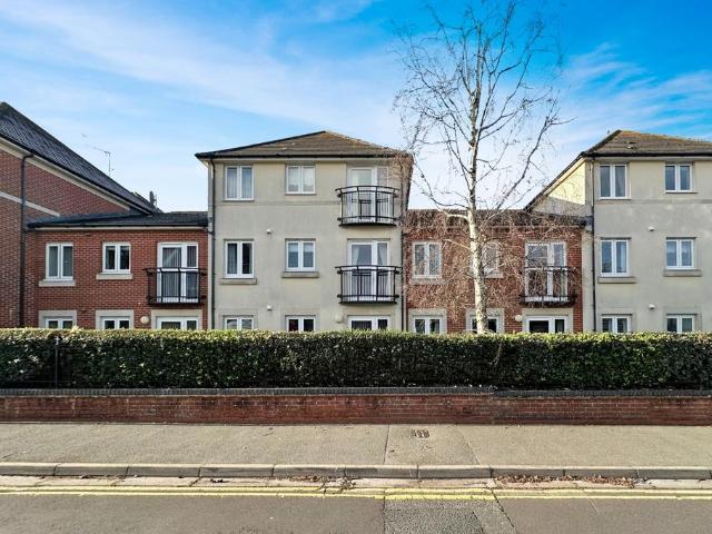 Flat for sale in Highcliffe