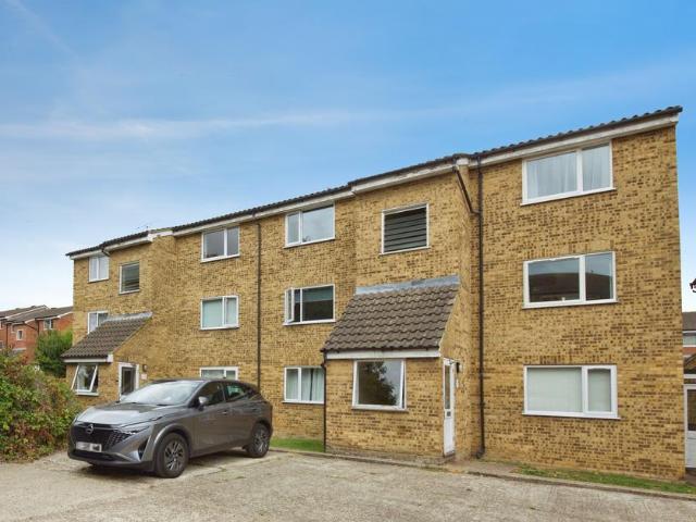 Flat for sale in Debden Green, Epping
