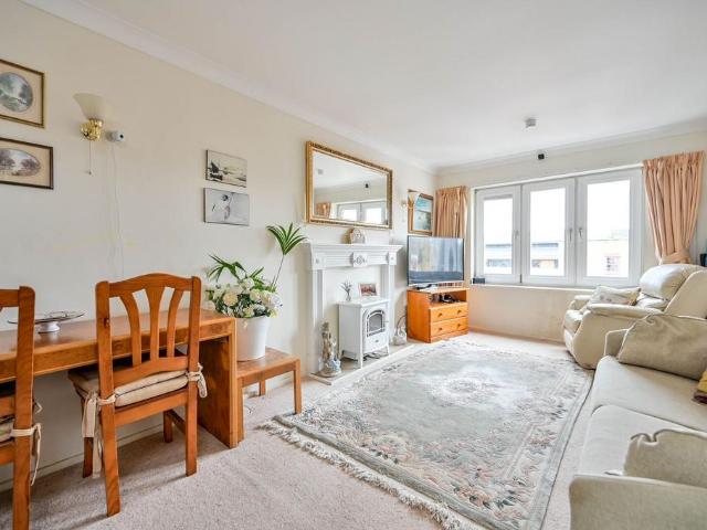 Flat for sale in Guildford Park, Guildford