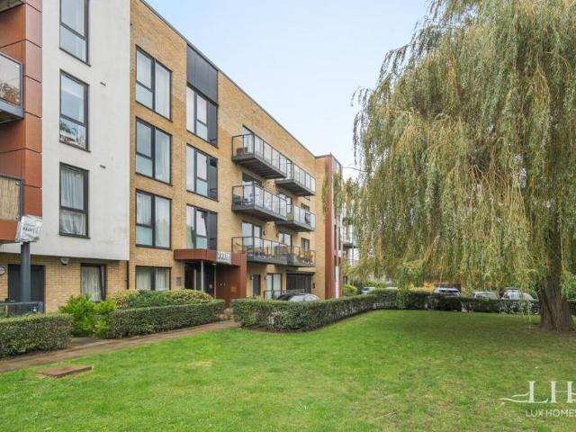 Flat for sale in Harold Wood, Greater London