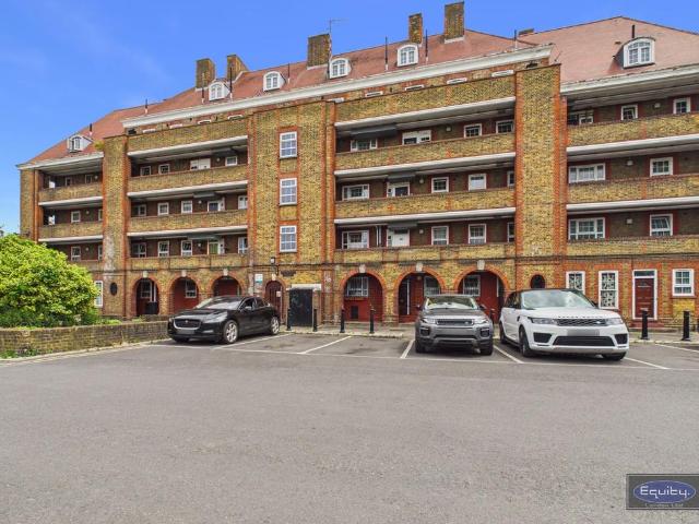 Flat for sale in Camberwell, Greater London