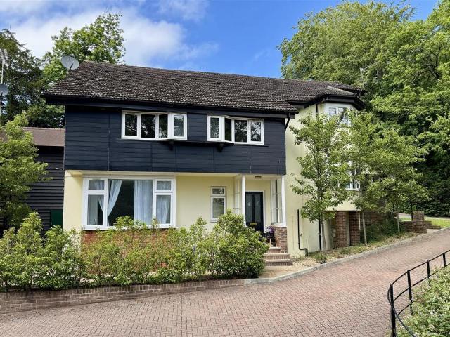 Flat for sale in Woolmer Hill, Fole