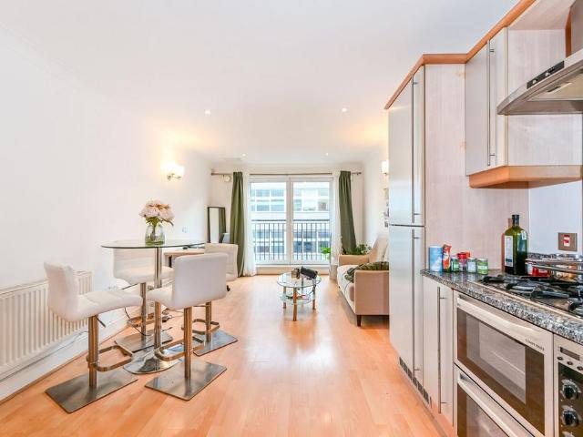 Flat for sale in Barnsbury, Greater London