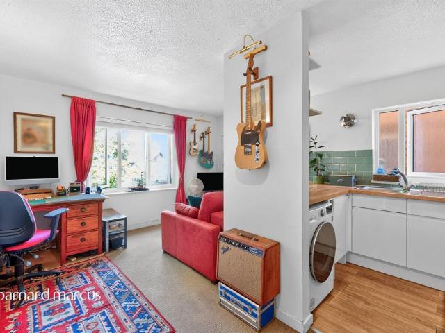 Flat for sale in Surbiton, Greater London