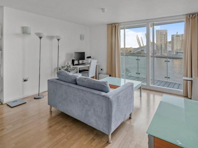 Flat for sale in Blackwall, Greater London