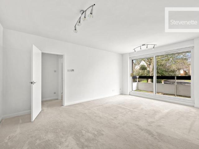 Flat for sale in Ivy Chimneys, Epping