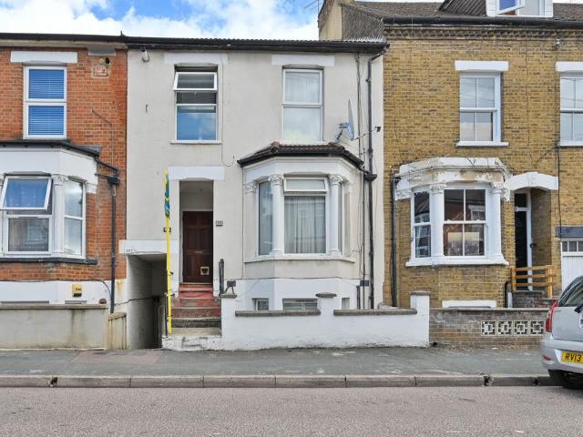 Flat for sale in Watford, Hertfordshire