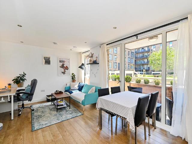 Flat for sale in Bromley-by-Bow, Bow