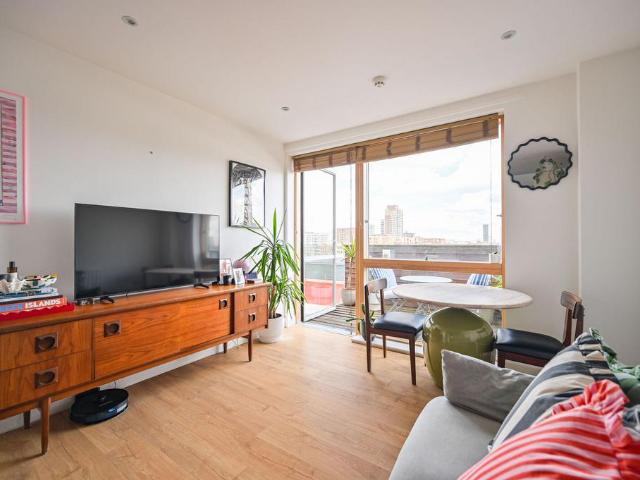 Flat for sale in Bromley-by-Bow, Poplar Grove