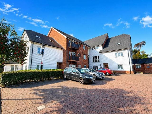 Flat for sale in Bromley Common, Greater London