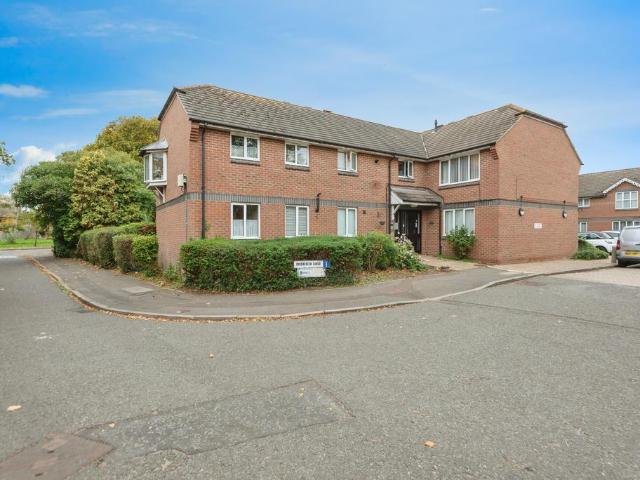 Flat for sale in Hampton, Greater London