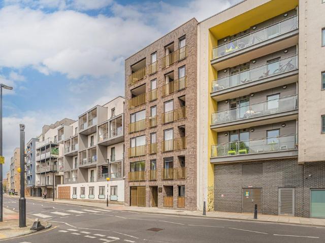 Flat for sale in Bromley-by-Bow, Cat Hill
