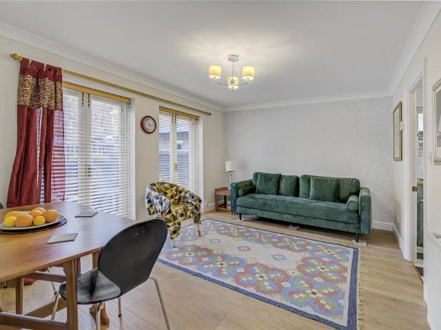 Flat for sale in Fulham, Greater London