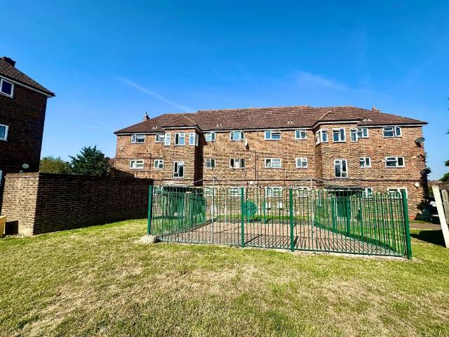 Flat for sale in Harold Hill, Greater London
