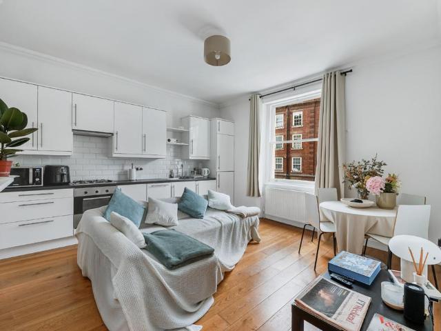 Flat for sale in London Borough of Hammersmith and Fulham, Greater London