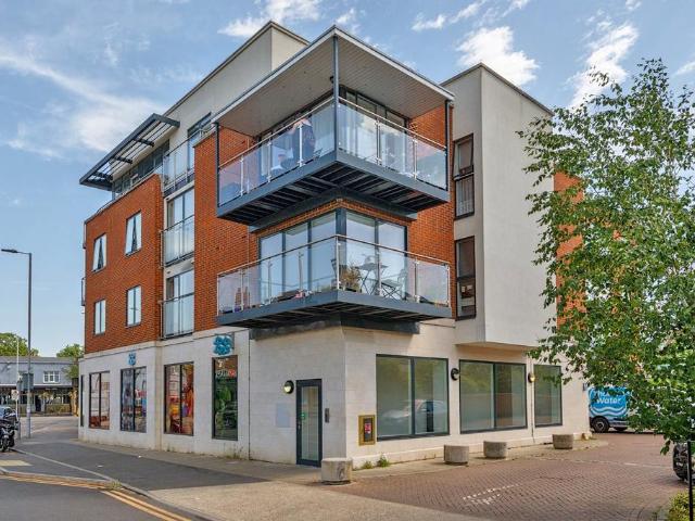 Flat for sale in Surbiton, Greater London