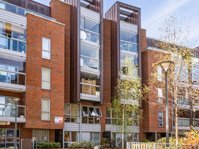 Flat for sale in Fellows Square, Greater London
