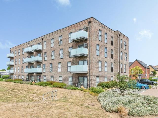 Flat for sale in West Thurrock, Essex