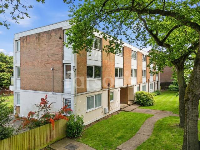 Flat for sale in Pilgrims' Hatch, Navestock Side