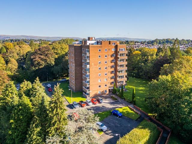 Flat for sale in Bearsden, Scotland