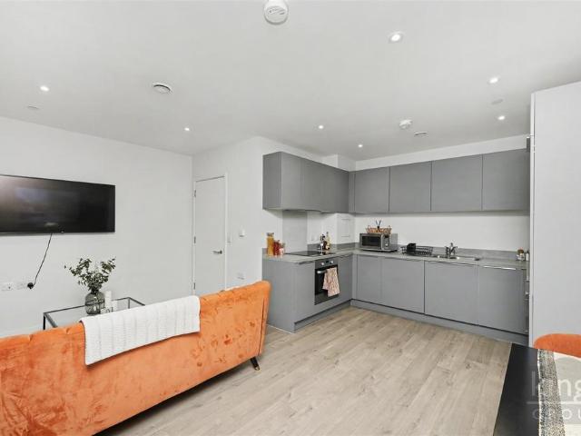Flat for sale in Tottenham Hale, Greater London