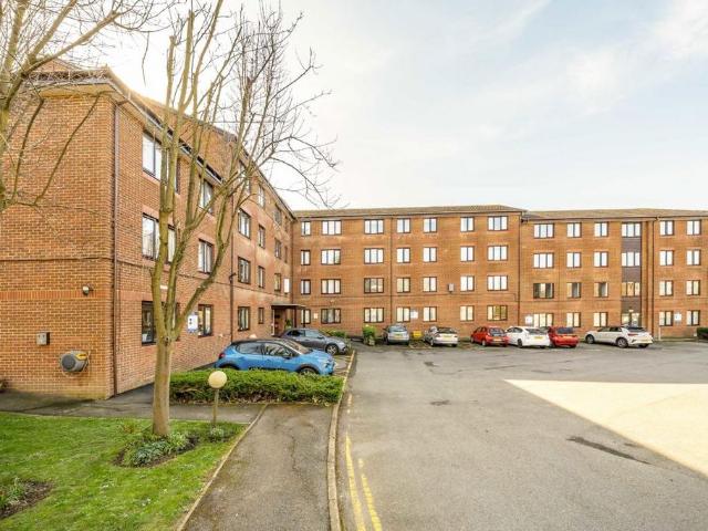 Flat for sale in Lane, Greater London