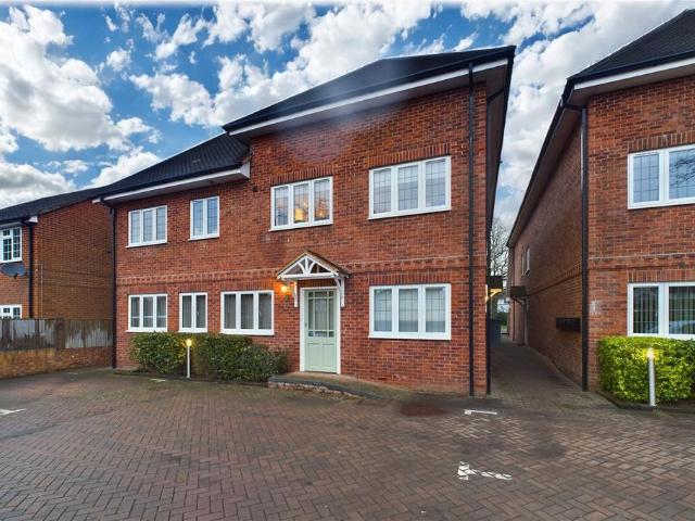 Flat for sale in Sindlesham, Winnersh